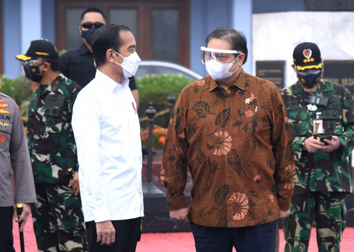 Airlangga Dampingi Presiden Jokowi Tinjau Vaksinasi Massal
